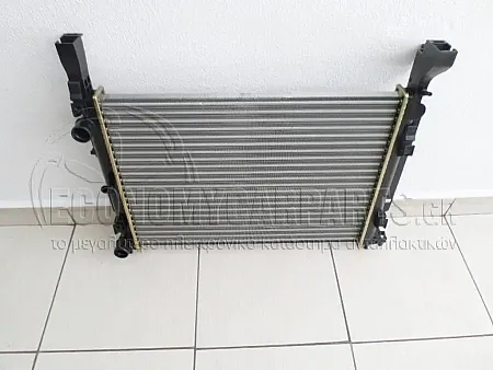 ΨΥΓΕΙΟ ΝΕΡΟΥ (ΓΙΑ ΕΚΔΟΣΕΙΣ 1.6i 16V ΒΕΝΖΙΝΗ - 1.5 DCi ΠΕΤΡΕΛΑΙΟ) (ΔΙΑΣΤΑΣΕΙΣ ΚΥΨΕΛΗΣ: 56x41x2.3cm) (ΜΕ ΠΑΡΟΧΕΣ ΣΤΗ ΠΛΕΥΡΑ ΤΟΥ ΟΔΗΓΟΥ)